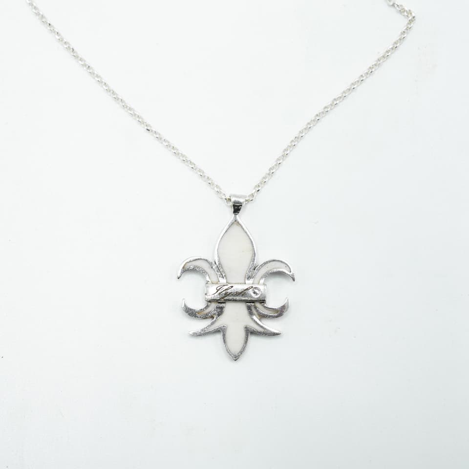 White Monarchia Silver Necklace: Timeless Grace in Every Detail Product Image